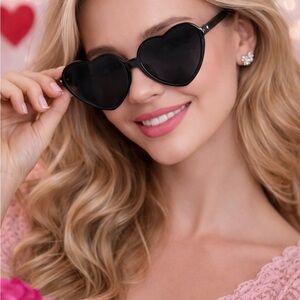 Chic Black Heart Sunglasses